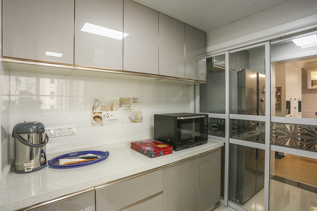 廚房間的設計風格沿用整體的現代簡約的理念，采用了非常直接實用的隱形精鋼板作為主體，簡約的同時又便于打理。搭配淺白色的瓷磚，讓整個廚房變得非常有立體感。
