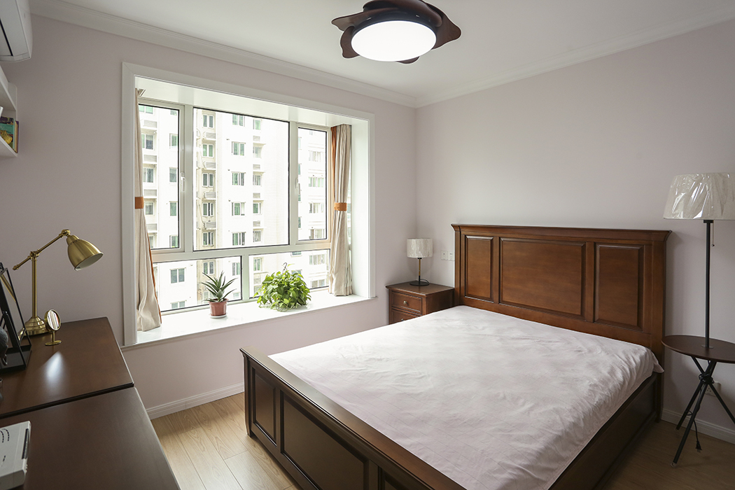 主臥除了基礎的硬裝，軟裝方面客戶只用了簡單的家具搭配，讓整個空間干凈清潔，其中的空調下方本來是客廳的空調管道，是一個大問題，但是設計過程中巧妙的制作了一個柜子使其倒變成了一個亮點。
