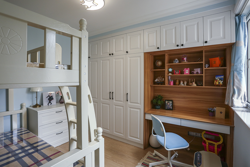 此案例的戶主鐘情于簡潔干凈明亮的設計風格，設計師以現代簡約作為整個房屋的裝修風格，在家具配置上，白亮光系列家具，獨特的光澤使家具倍感時尚，具有舒適與美觀并存的享受。在配飾上，延續了黑白灰的主色調，以簡潔的造型、完美的細節，營造出時尚前衛的感覺。