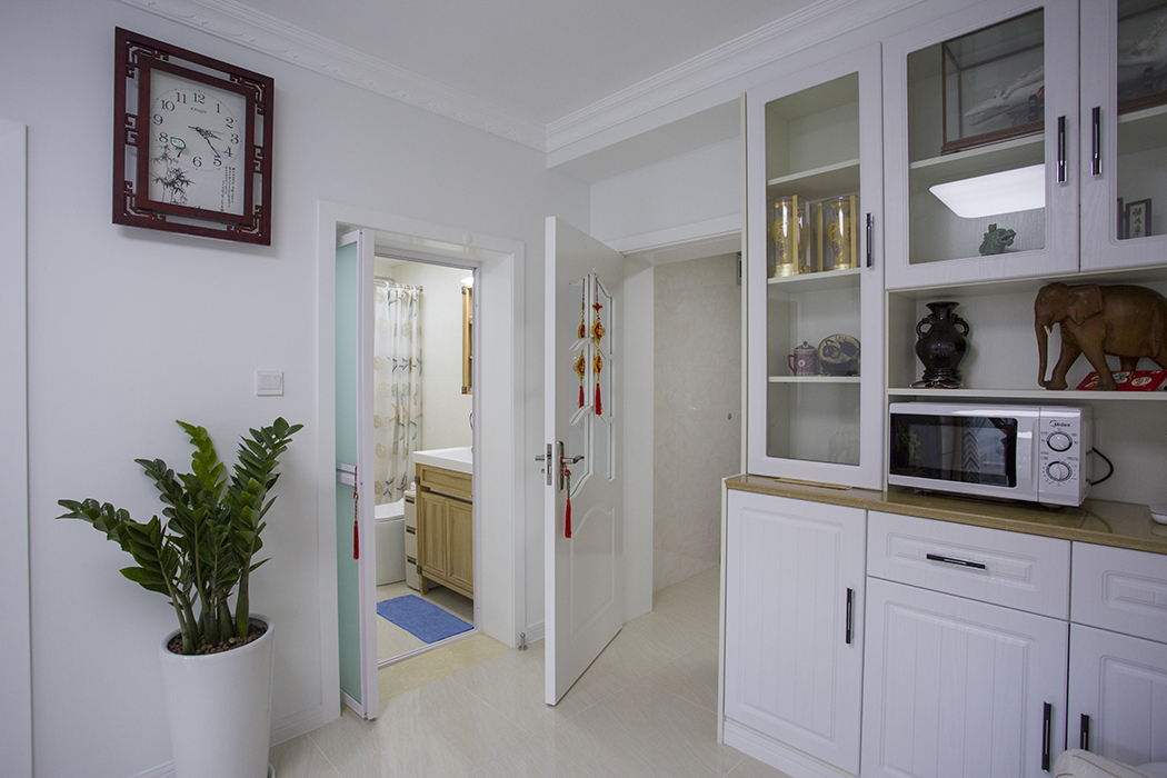 客廳展示柜最具有特色，擺放及儲物空間極其豐富，是客戶最喜歡的設計之處，白色開門上的銅幣及紅繩的掛飾，讓空間的中國元素更加豐富多彩、
