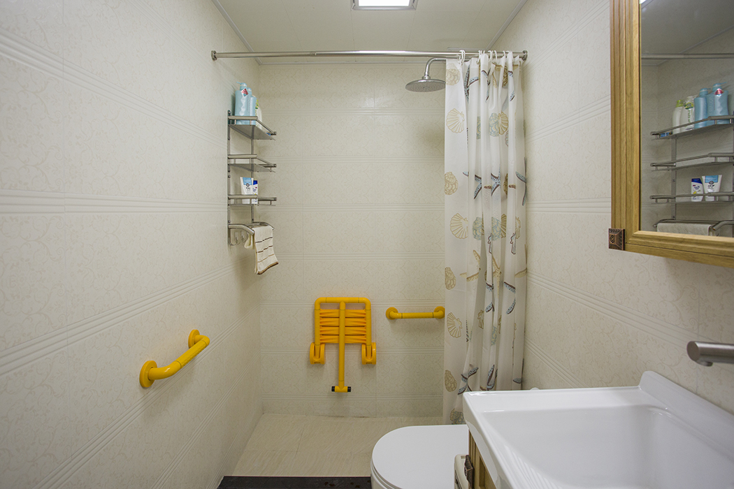  簡潔明亮的衛生間，線條式的墻磚，更能體現出現代風格的韻味。
