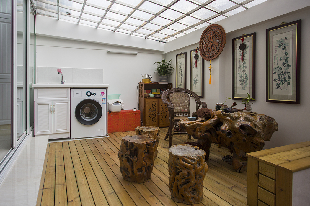 天井是本次設計的畫龍點睛之筆，采光、通透、功能、休閑無疑是這個空間的亮點，根雕的品茶家具，防腐木的地面襯托，中式的茶道讓空間的具有高大上的感覺，可見客戶的風味與眾不同。
