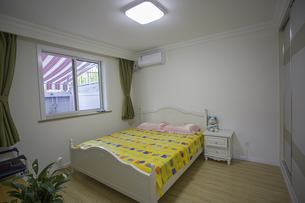  主臥，小清新式的床單，陪綠色的窗簾及綠植，豐富多彩的顏色搭配，讓空間更加富有美感。