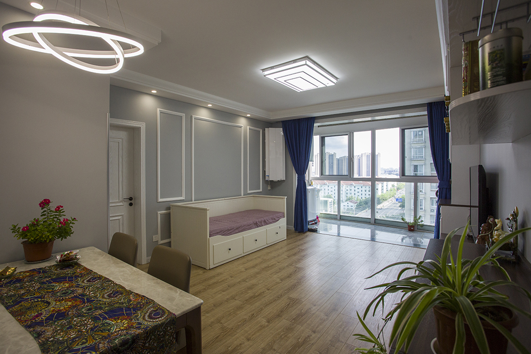 客廳整體風(fēng)格以現(xiàn)代最簡單的灰色調(diào)為主，是簡約中最常用的顏色，在灰色系列上再配上精致的石膏線，白色和咖色的家具，讓家里的整體更加和諧、溫馨，簡約而不簡單，時尚更大氣，讓家里的氛圍更有感染力。
