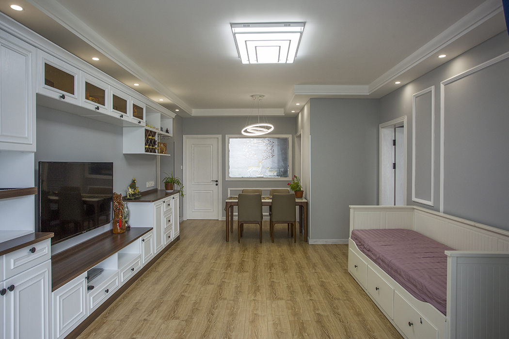 客廳整體風(fēng)格以現(xiàn)代最簡單的灰色調(diào)為主，是簡約中最常用的顏色，在灰色系列上再配上精致的石膏線，白色和咖色的家具，讓家里的整體更加和諧、溫馨，簡約而不簡單，時尚更大氣，讓家里的氛圍更有感染力。
