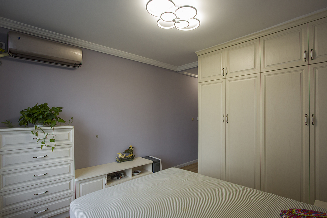 簡單的簡約家具，在白與木質(zhì)結(jié)構(gòu)之家，是大多數(shù)年輕人很喜歡的宜家風(fēng)格。電視柜、書柜、大衣柜整體家具相結(jié)合，更加彰顯了女主人心態(tài)年輕，對生活品質(zhì)有很高的追求，對美好生活的憧憬和向往。小鹿作為背景墻的裝飾，在客廳與臥室之間，做了兩邊墻面的裝飾和點綴，讓家里整體達到很活躍的氛圍。
