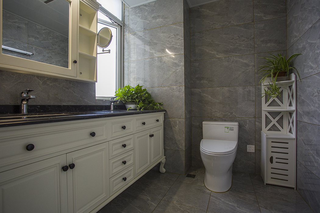 衛(wèi)生間也選用最常見的大理石，主要以灰色系列為主，搭配家里所有的家具、墻面及軟裝效果，更加凸顯出現(xiàn)代簡約灰色系列時尚、大氣的風(fēng)格。
