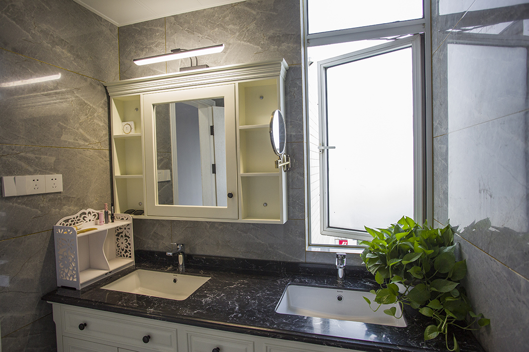 衛(wèi)生間也選用最常見的大理石，主要以灰色系列為主，搭配家里所有的家具、墻面及軟裝效果，更加凸顯出現(xiàn)代簡約灰色系列時尚、大氣的風(fēng)格。
