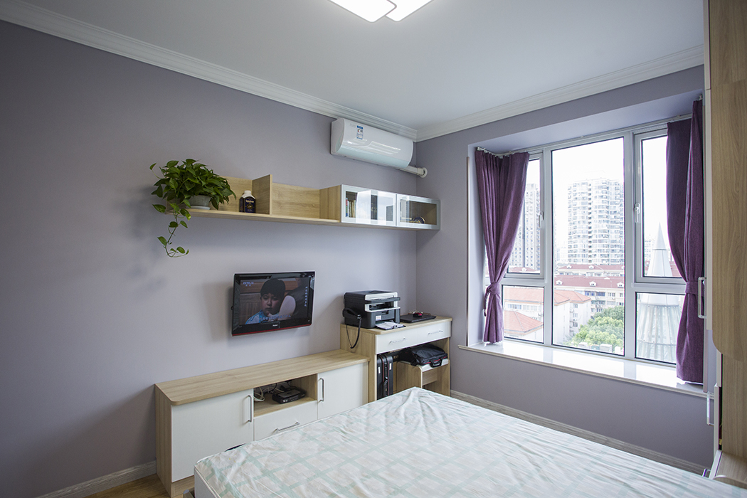 臥室不拘泥于形式，小煙熏紫配上藍色的窗簾，時尚大方，昏暗的壁燈溫馨生動。
