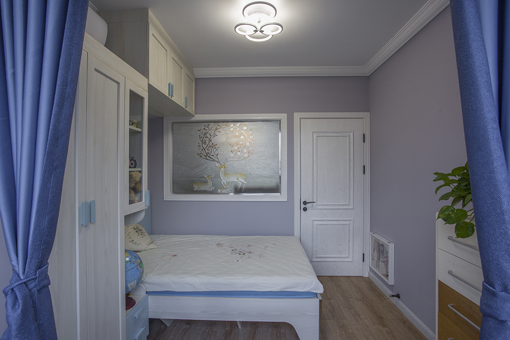 臥室不拘泥于形式，小煙熏紫配上藍色的窗簾，時尚大方，昏暗的壁燈溫馨生動。
