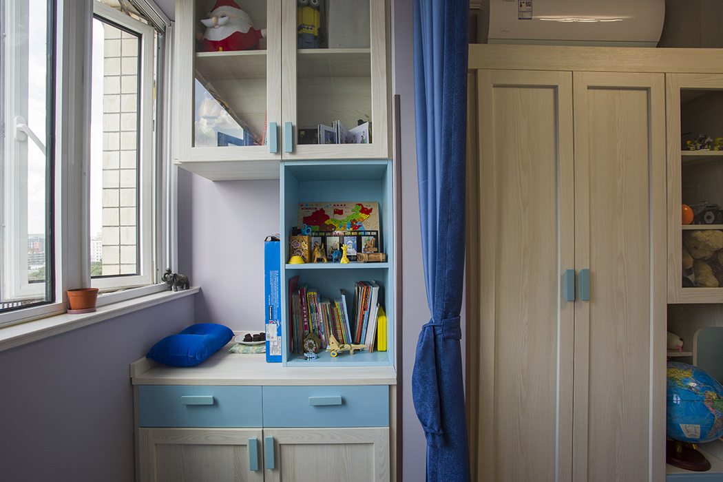 該女業(yè)主30多歲，也從事裝飾行業(yè)。在工作中，事業(yè)有成，追求高品質(zhì)生活。入戶整體視覺感很長，整體以灰色、黑色和白色相結(jié)合，淺灰色瓷磚，再圍繞著一個拼花，讓整體色度更柔和，視覺效果更時尚、大氣，同時在右側(cè)加入鞋柜，在出門時能更方便進行儀容的整理，同時也拉寬了視覺效果。
