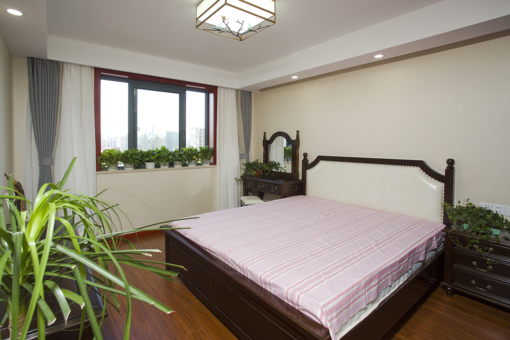 女孩房奶黃色在主墻、地毯、單椅、床品上，奠定了整個空間的基調與屬性，空間里的每一個景、每一個色調、每一個燈光在不同時分都有一種不同的美。同時以綠植為主題，通過相同元素的延伸，增強了空間的連貫性。
