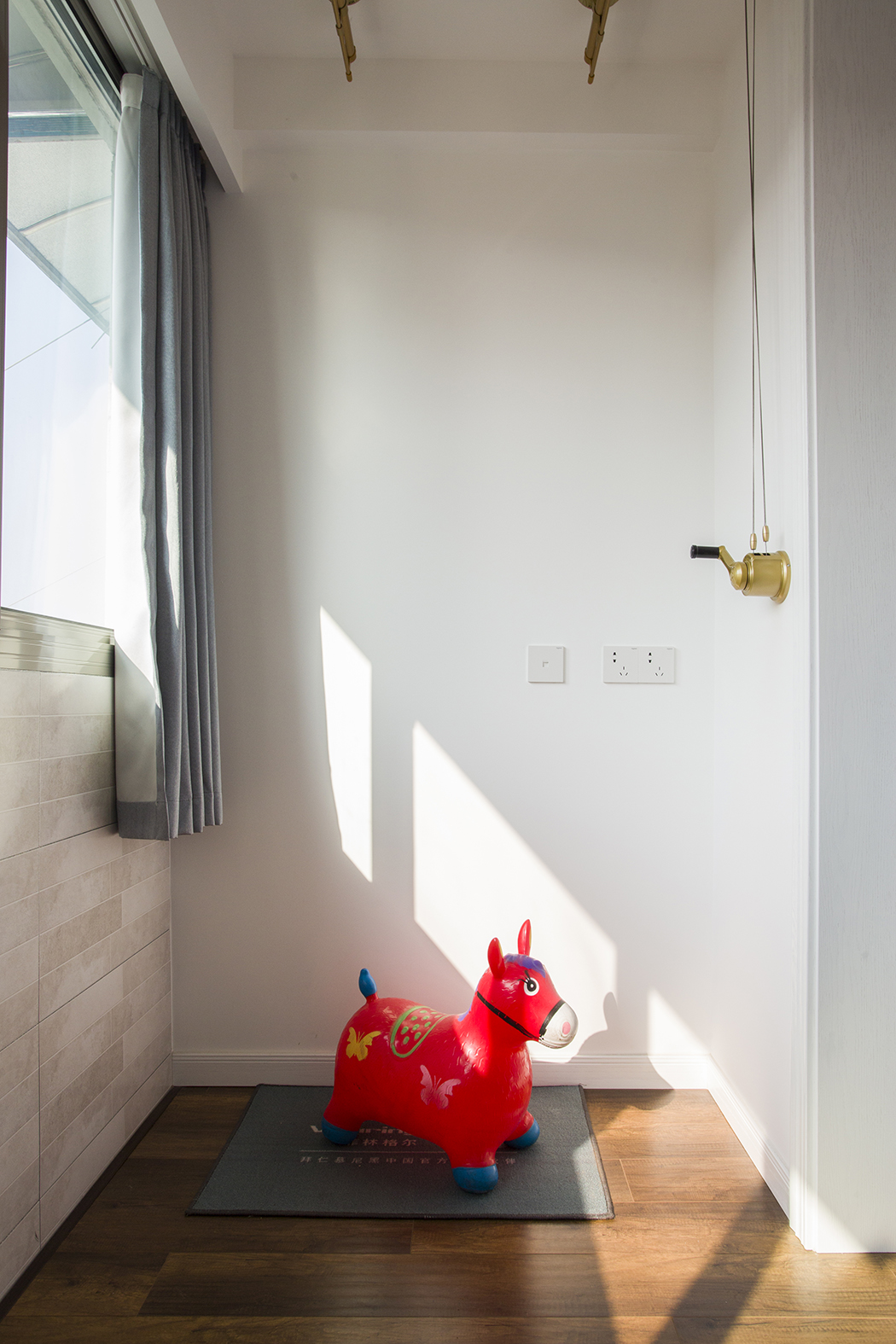 該業主是三口之家，男女主人追求穩重都市生活，所以家中采用極簡的美式設計風格，在不失生活品味的同時而又顯示出主人生活的穩重。整體的室內設計，以簡約為主，暖色的墻面配以白色的色調簡約的設計風格，使二者渾然一體的融合在空間的每處細節，視覺上高端大氣，展現了美式元素的設計風格。
