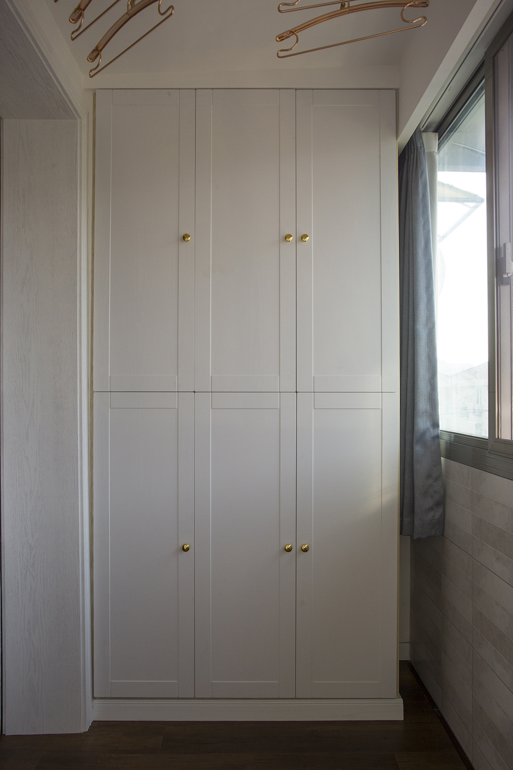 該業主是三口之家，男女主人追求穩重都市生活，所以家中采用極簡的美式設計風格，在不失生活品味的同時而又顯示出主人生活的穩重。整體的室內設計，以簡約為主，暖色的墻面配以白色的色調簡約的設計風格，使二者渾然一體的融合在空間的每處細節，視覺上高端大氣，展現了美式元素的設計風格。
