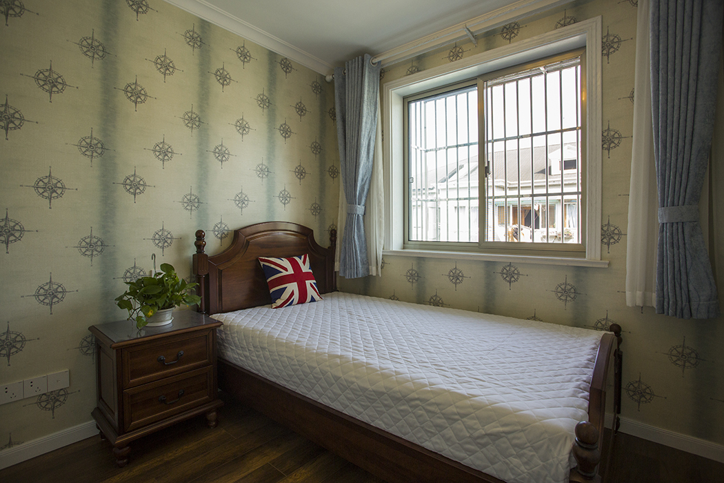 次臥室為兒童房采用卡通的藍色底的墻紙體現男孩的調皮，整個房間以淺藍色為主體，加上美式深色家具的搭配，使得整體色調非常的協調，在極小的空間使得活動空間的整體釋放。
