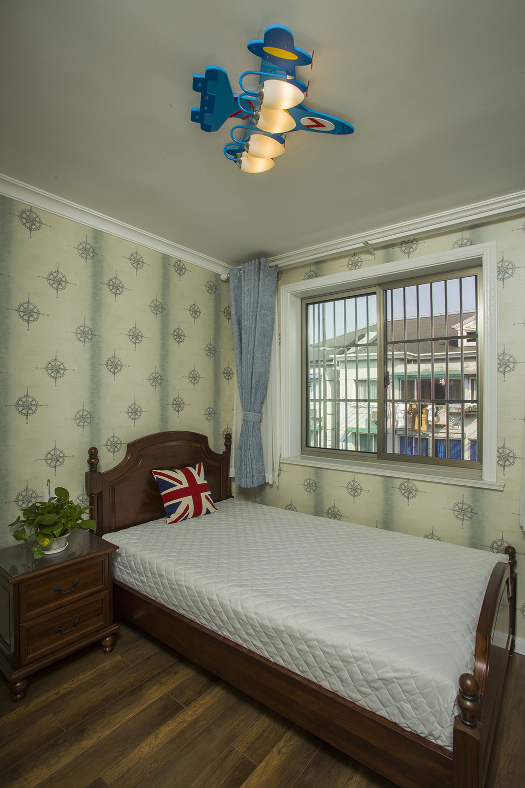 次臥室為兒童房采用卡通的藍色底的墻紙體現男孩的調皮，整個房間以淺藍色為主體，加上美式深色家具的搭配，使得整體色調非常的協調，在極小的空間使得活動空間的整體釋放。
