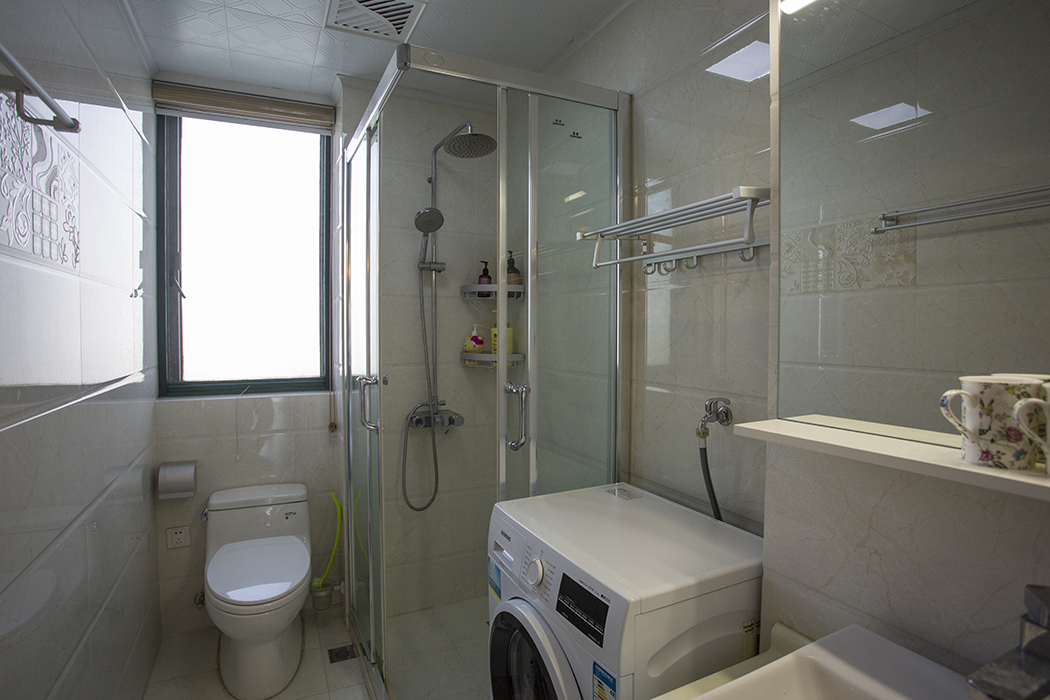 衛生間的空間還是挺大，業主家很愛干凈，所以在空間允許的范圍衛生間和陽臺都安裝了洗衣機，讓生活環境更便利。
