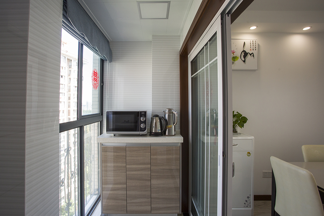 營造家庭“小花園”撩起人們對美好生活的種種遐想，那生生不息的感覺讓人對生活充滿了信心。在平平淡淡中綻放活力，在白墻木地中釋放熱情，深呼吸一口，滿胸透心涼的清爽與舒適。
