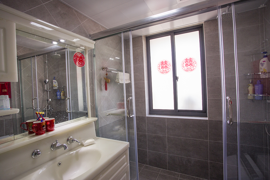 適度的改動讓衛(wèi)生間更加合理，原本狹小的臺盆的空間布置利用的淋漓精致，墻面菱形磚讓整個區(qū)域有了生機。
