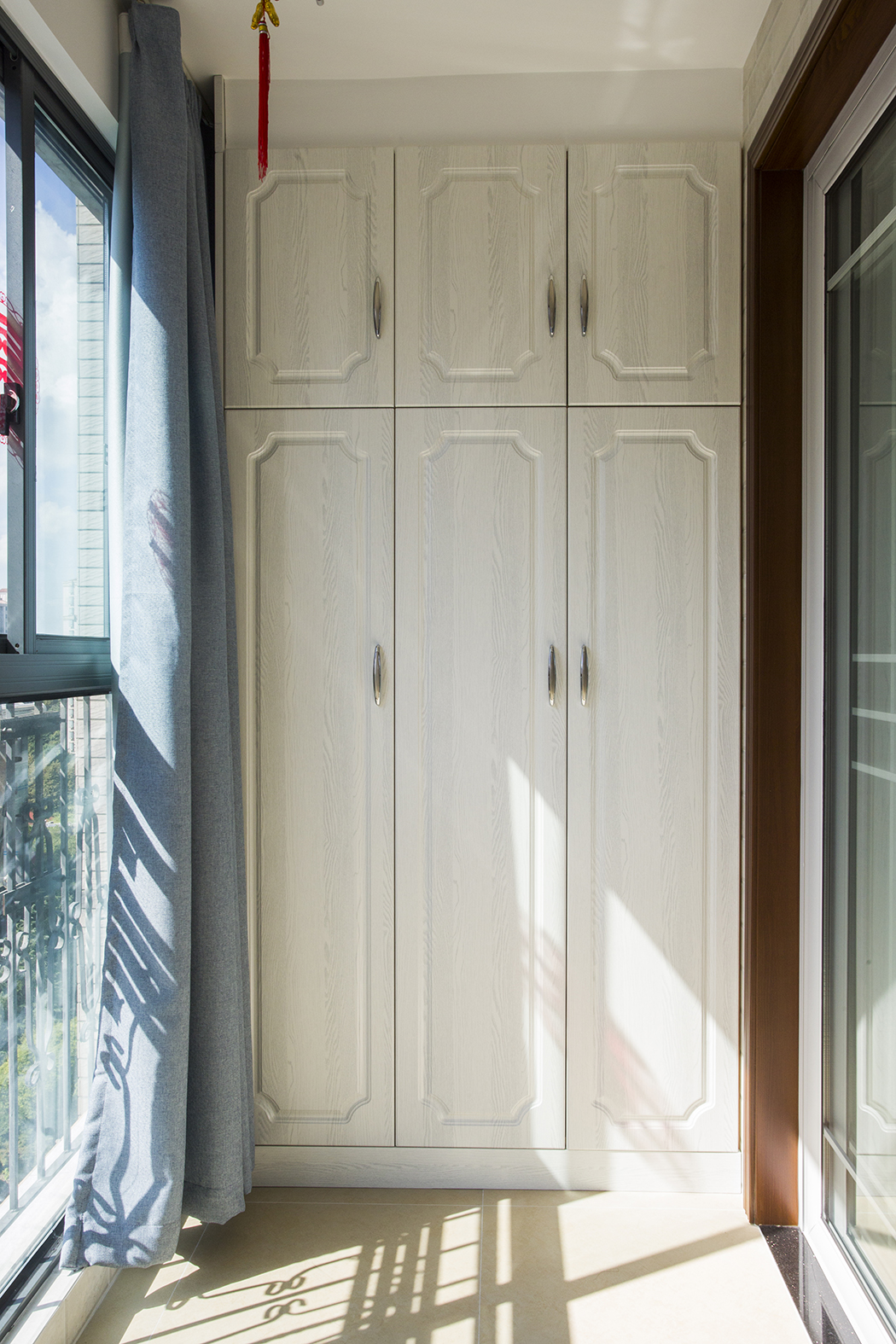 在陽臺狹小的空間里，設計師費盡心思在角落里設計了洗衣機搭檔，讓陽臺的空間實用性更高，更方便。
