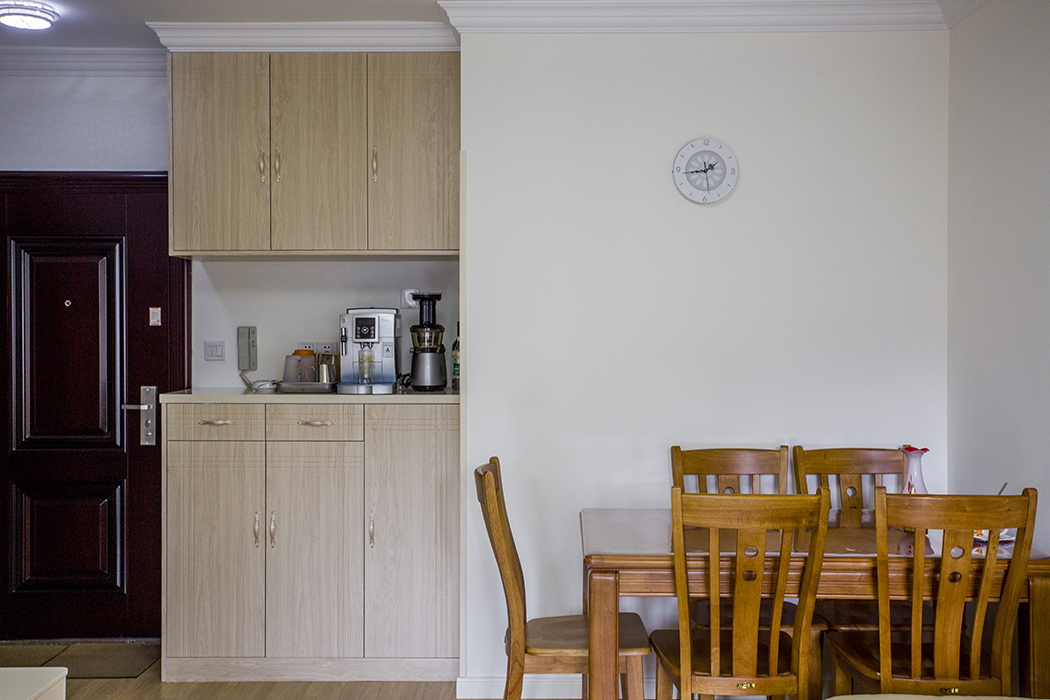  進門處是工人現(xiàn)場制作的鞋柜，上下柜中間留出一段空間，方便實用，也大大增加了儲物空間，門板顏色則是與整體風(fēng)格搭配的原木色。
