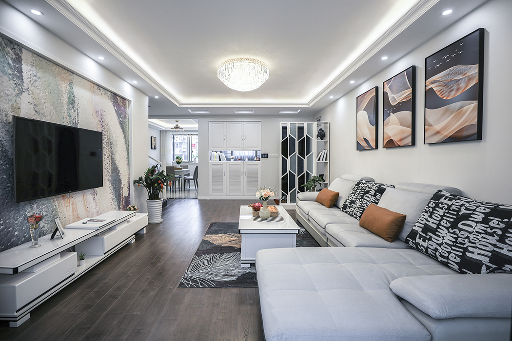 色彩上，灰藍、高級黑的主色調，奠定了空間沉穩內斂的底色，雖然整體看起來灰撲撲的，既沒有亮色那樣華麗，也沒有黑白那樣分明，卻總是給人一種朦朧的美感，氣質高級、脫俗，硬朗中又帶有一絲溫和，堪稱所有色彩中最具大師格調的色彩
