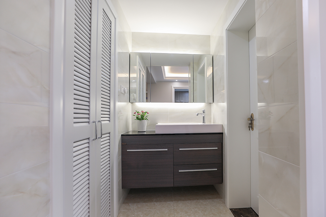 衛生間設計師設計了干濕分離，白色凹凸墻面磚，搭配多邊形的金屬鏡子，使得整個干區的氛圍分外的精致。 美式的設計語言大多以線條、對稱等元素去表達，但其實，這些元素表達的卻是美式的那份自由，舒適，和精致
