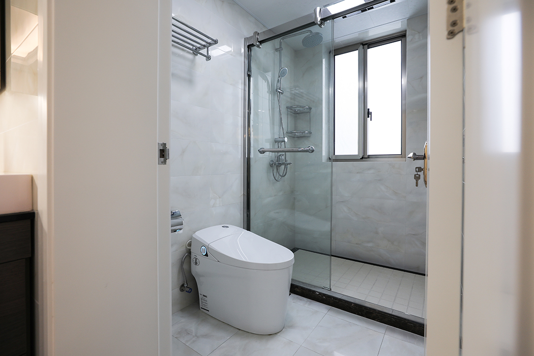 衛生間設計師設計了干濕分離，白色凹凸墻面磚，搭配多邊形的金屬鏡子，使得整個干區的氛圍分外的精致。 美式的設計語言大多以線條、對稱等元素去表達，但其實，這些元素表達的卻是美式的那份自由，舒適，和精致
