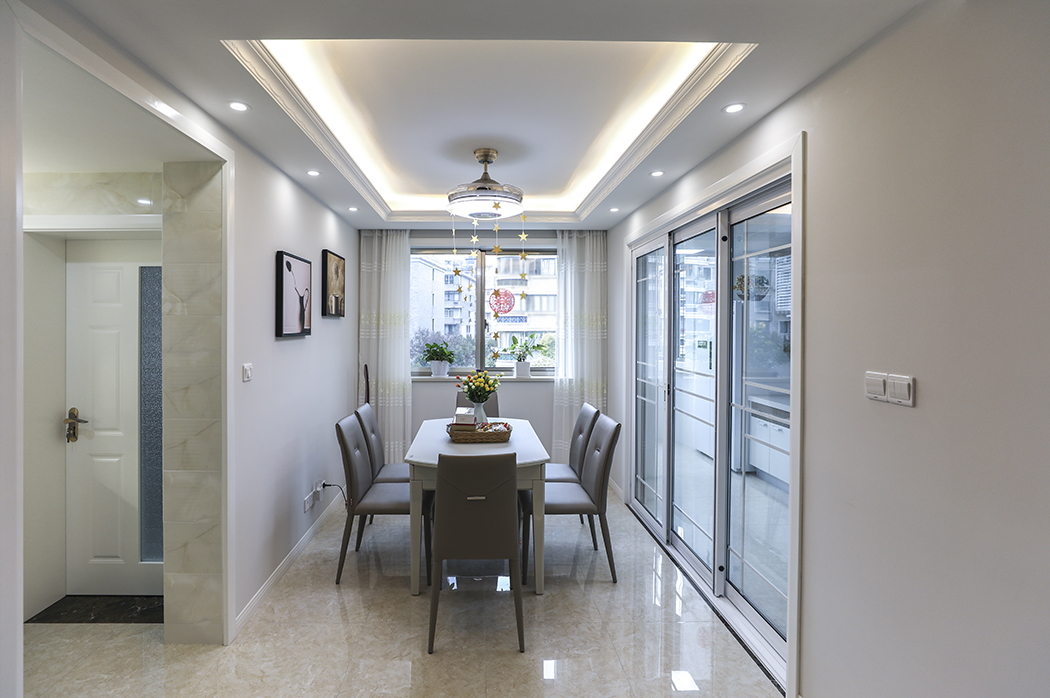 餐廳和客廳，若有似無的邊界圍合著進退得宜的空間尺度。設計上延續客廳設計和色彩的手法，體現出整體空間的統一性，打造出豐富的視覺單元