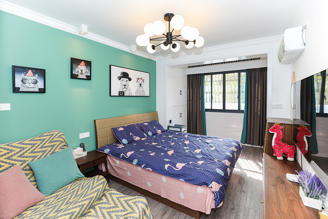 適當設置儲物柜，陽臺與臥室之間做敞開處理，盡可能的集約空間。空間色彩活躍明快，增添親切感。
