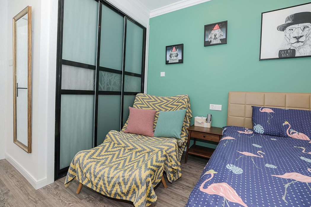 將更衣收納設置于室內一角使功能區域利用更便利。室內在人觸及之處采用木紋材質，親切自然。
