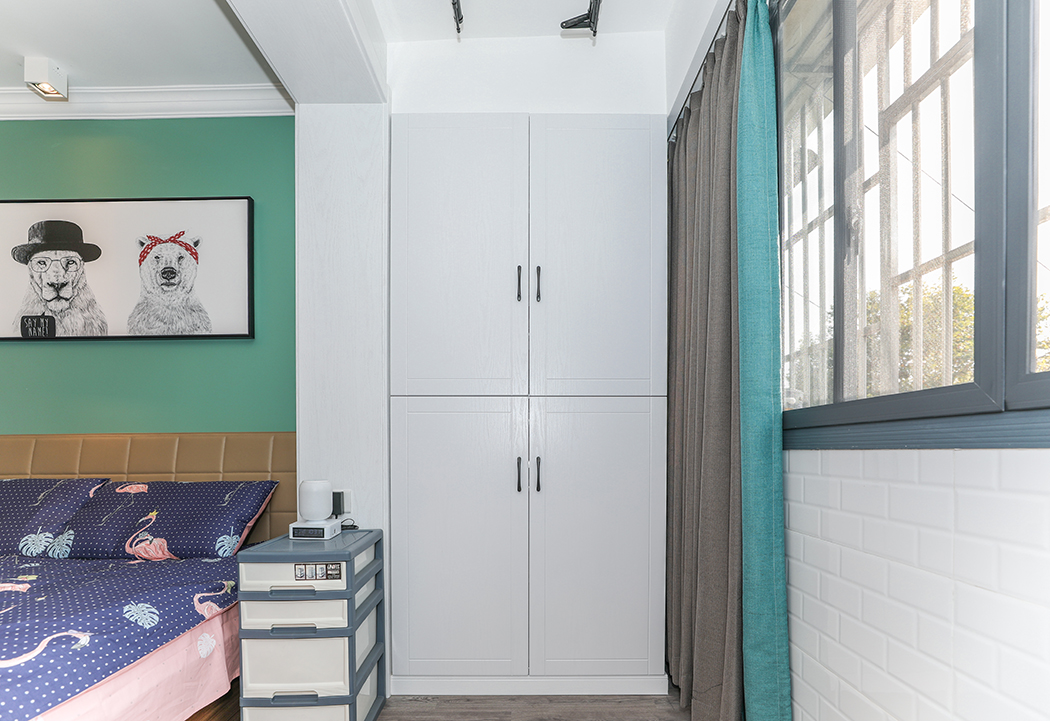 陽臺收納柜設置4扇平開門簡潔大方，白色門板與周邊材質色調統一。
