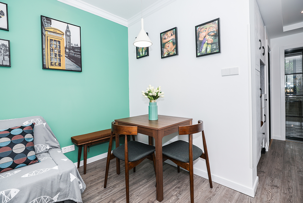 餐桌滿足2至3人用餐，還可以做客廳裝飾幾使用。空間色彩活躍，燈具造型簡約時尚。
