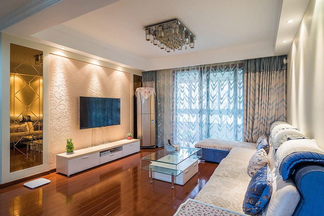 藍(lán)色搭配白色的布藝沙發(fā)和簡(jiǎn)約風(fēng)的茶幾打造出休閑自在的感覺(jué)。客餐廳空間統(tǒng)一，將原有的空間豐富起來(lái)，與餐廳形成互通的空間穿透感，使得空間看起來(lái)更加寬敞明亮。
