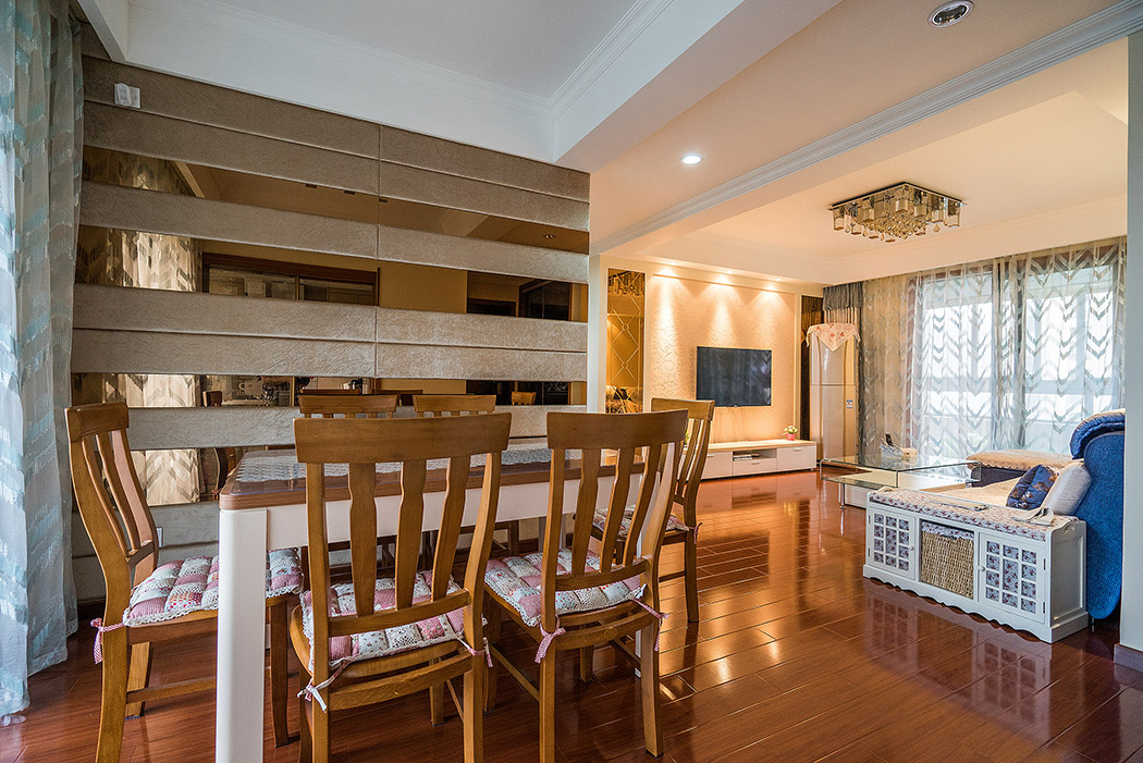 餐廳選用了古典的木質(zhì)餐桌椅古樸典雅。刪繁就簡(jiǎn)，去偽存真，以色彩的高度凝練和造型的極度簡(jiǎn)潔。
