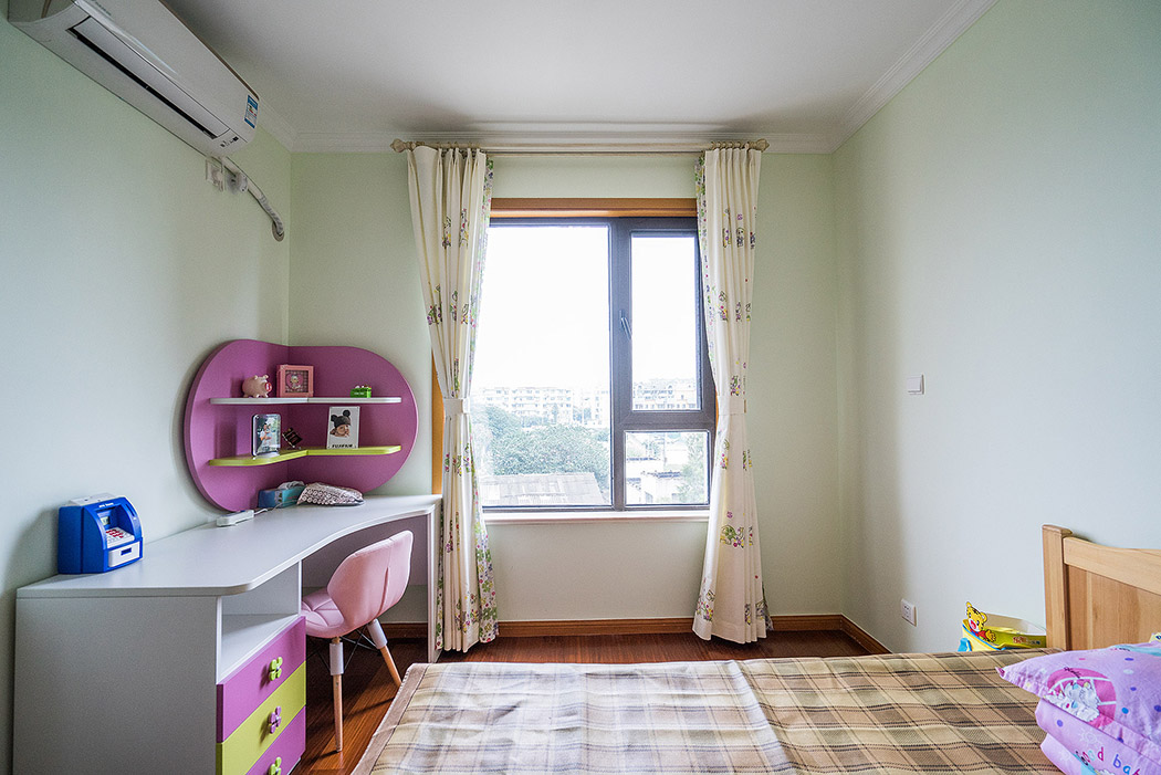 臥室使用了柔和的粉色背景，溫暖舒適便于打理。飄窗做了軟墊可以休息。臥室的窗簾燈飾家具都選用簡(jiǎn)約的造型。自然素雅的擺設(shè)，用簡(jiǎn)潔有力的線條構(gòu)建一個(gè)寧謐氛圍。
