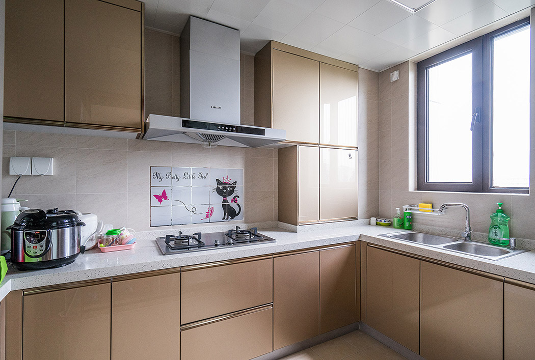 廚房以棕色為主色調(diào)，仿佛歷史的留下的痕跡，讓人不禁回憶起曾經(jīng)的歲月。L型的櫥柜，能有效地利用空間，同時(shí)也讓烹飪更有效率。
