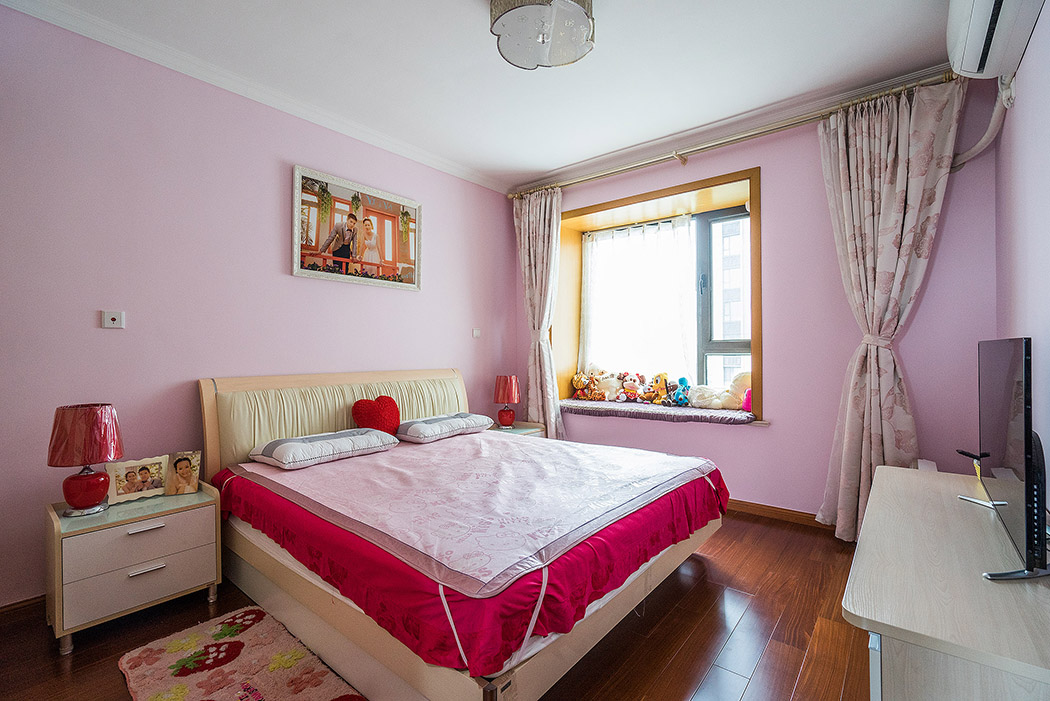 兒童房的設(shè)計(jì)的使得窗戶光線充足。孩子做功課的地方做了定制柜子。卡通的設(shè)計(jì)的滿足了孩子的童心追求，以動(dòng)物玩偶以及暖色元素來(lái)塑造一個(gè)興趣愛(ài)好廣泛的小主人空間