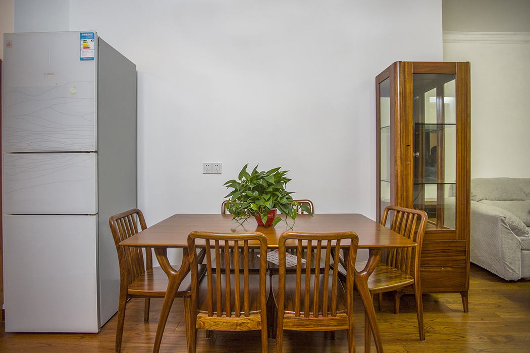 風格相對簡潔，以木質材料制作的的餐桌及椅凳樸實而自然，細節處理十分考究，如流暢的桌邊線條和椅子的紋理都凸顯著家居生活的品質感。
