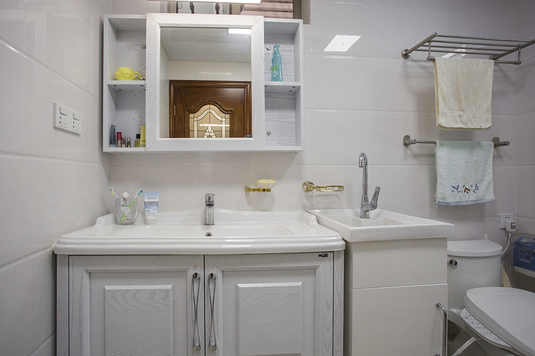 廚房簡單清爽，功能齊全，每一個小角落都有充分利用起來。空間使用乳白色的櫥柜給人一視覺魔術，使得整個廚房充滿清新感。
