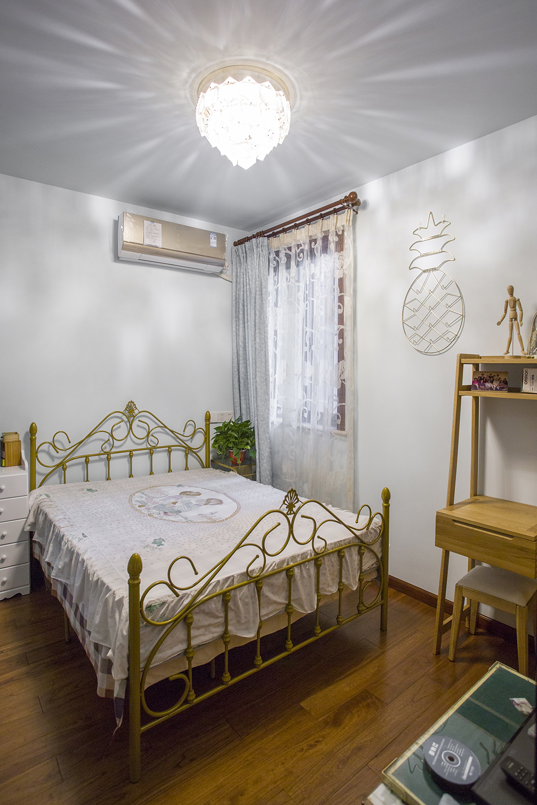 結合現代優雅的現代床顯得格外的優雅大方。不加過多修飾與約束的美式風格，散發出迷人的休閑式浪漫。貴氣而不失自在與隨意。
