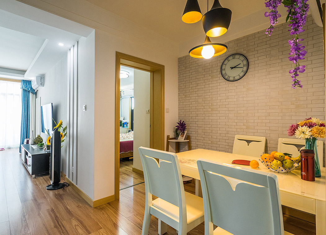 現(xiàn)代感的白色餐桌帶來溫潤柔和的生活氛圍。主打風(fēng)格簡約實用。和廚房用推拉門隔開，既方便實用，又有自己的獨立使用空間。
