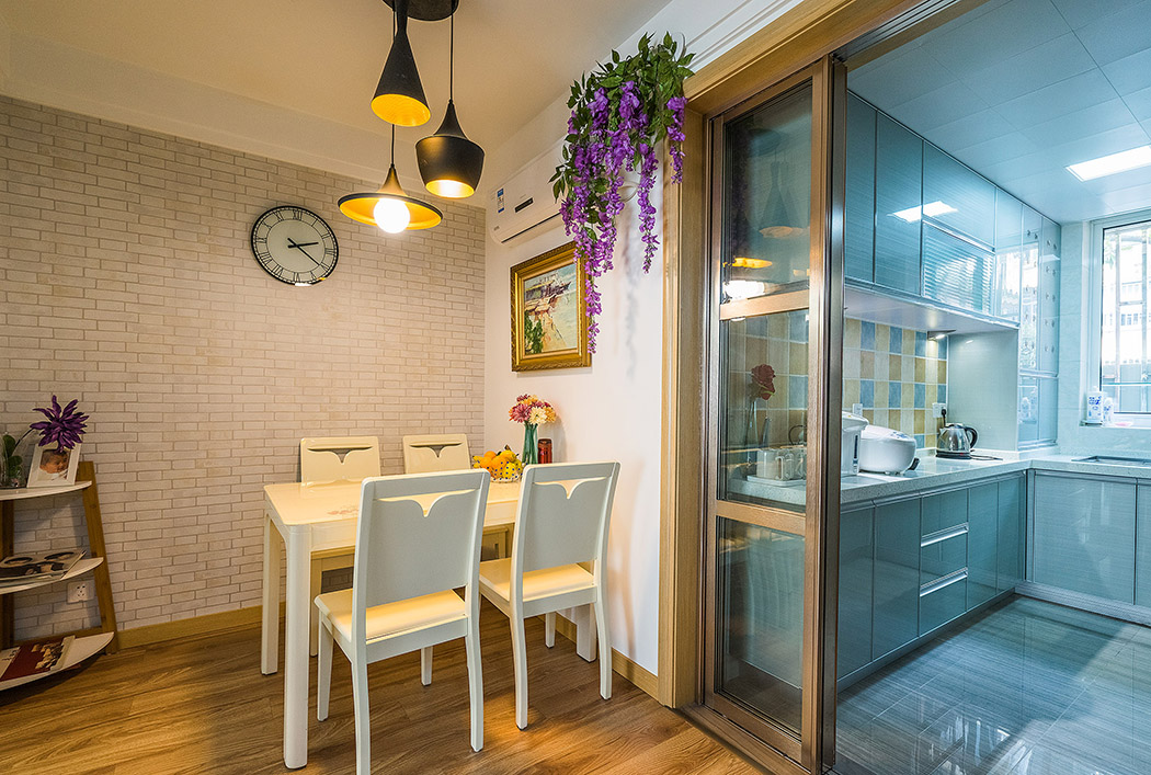 現(xiàn)代感的白色餐桌帶來溫潤柔和的生活氛圍。主打風(fēng)格簡約實用。和廚房用推拉門隔開，既方便實用，又有自己的獨立使用空間。
