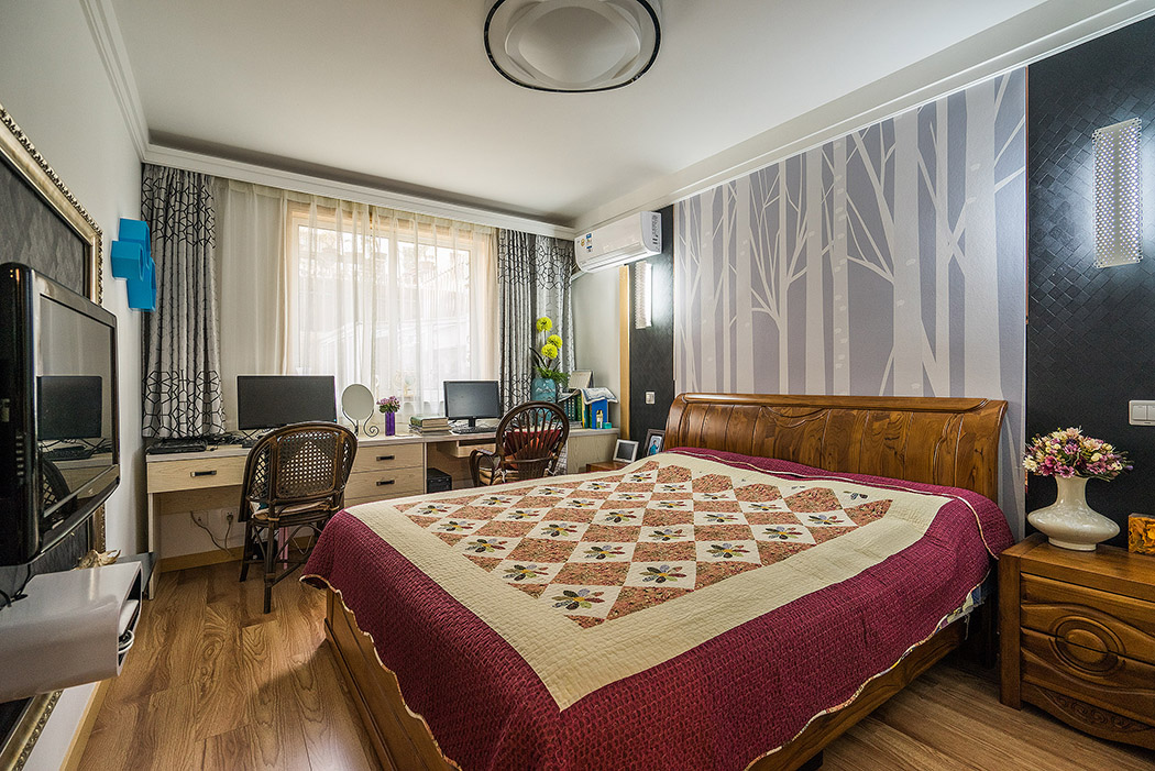 主臥套房低調(diào)且富有質(zhì)感，主臥偏向奶咖色系，用色較為典雅精致。家具、飾品的選擇無不體現(xiàn)出居住者的良好品位。