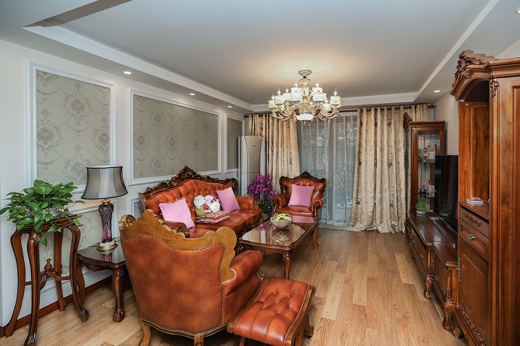 在設計上追求空間變化的連續性和形體變化的層次感，室內多采用帶有圖案的壁紙、窗簾、帳幔及古典裝飾畫，體現華麗的風格。
