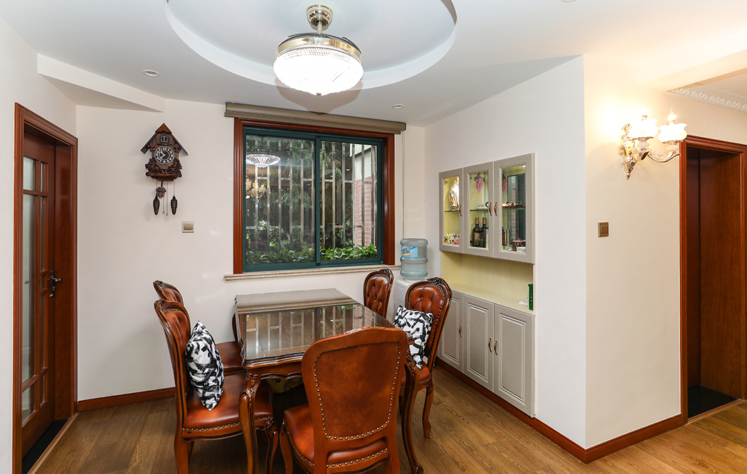 餐廳：以簡約的線條代替復雜的花紋，采用更為明快清新的顏色，既保留了古典歐式的典雅與豪華，又更適應現代生活的休閑與舒適。
