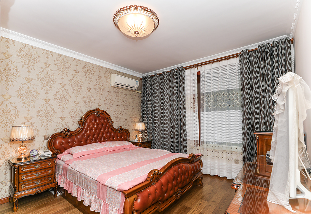 主臥：臥室集中在裝飾和陳設藝術上，色彩華麗且用暖色調加以協調，變形的直線與曲線相互作用與裝飾工藝手段的運用，構成室內華美厚重的氣氛。它在形式上以浪漫主義為基礎，充滿強烈的動感效果。
