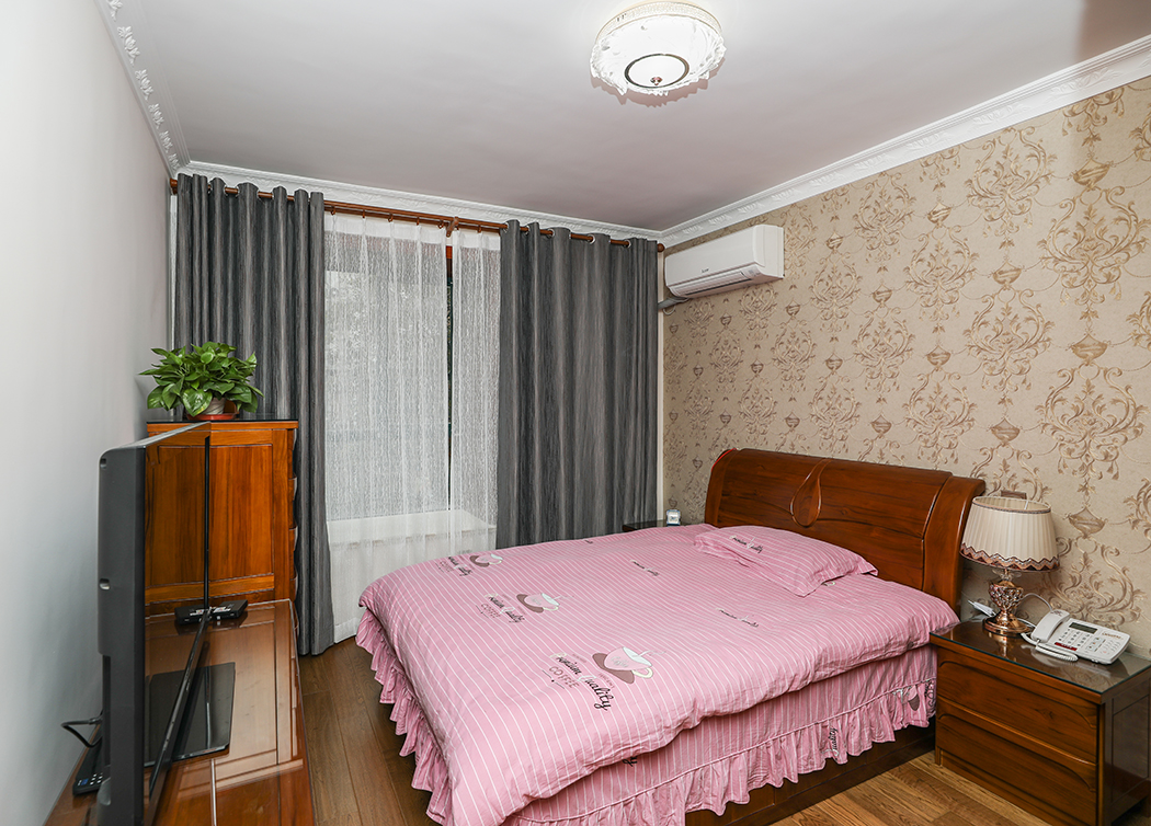 次臥：簡明的家具突出實用功能，和諧整體的空間感讓人心情愉快，總體上給人一種自然簡潔、和諧寬敞的感覺。
