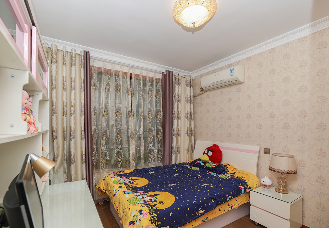 次臥：簡明的家具突出實用功能，和諧整體的空間感讓人心情愉快，總體上給人一種自然簡潔、和諧寬敞的感覺。
