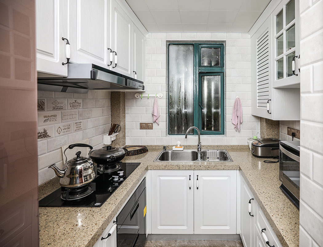 廚房：簡單白色但設計了很多小細節體現精致要求，廚房主要寬敞明亮為主，使生活的實用性完美呈現，這里是溫馨家庭的另外一個舞臺。在與時間的賽跑中，慮盡繁華與浮躁，能夠沉淀下來的時間所剩無幾。
